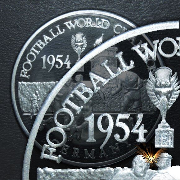 Detailansichr einer Fußballmünze zur Weltmeisterschaft im Fußball, im Jahr 1954, mit Jules-Rimet Silber Pokal auf der Münze.