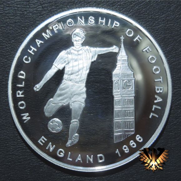 Münze zur WM 1966 in England. Endspiel im Wembley Stadion in London. Kapitän Bobby Charlton.