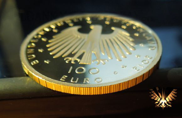 Randansicht mit geheimen Code in der Riffelung, zum Ermitteln der Prägestette der Goldmünze zu 100 Euro, Anno 2012. Bundesrepublik Deutschland, Aachner Dom.