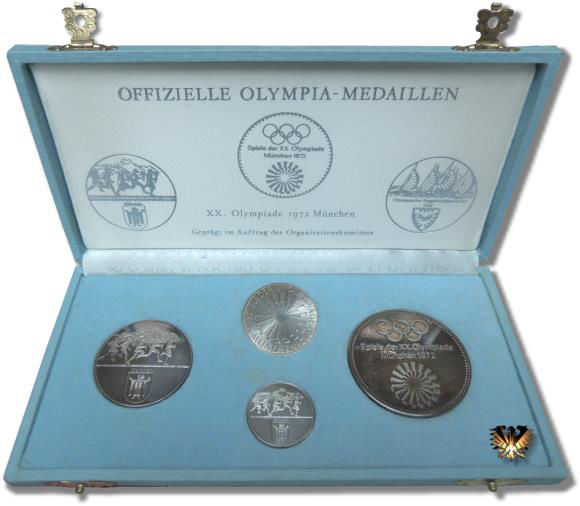 Vom Opympiade Organisationskomitee offiziell herausgegeben, Set mit einer 10 DM Silber Gedenkmünze 1972 und 3 Medaillen.