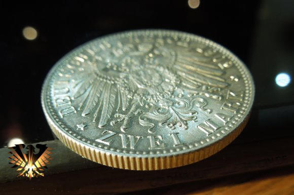 Detailansich vom geriffelten Rand der 2 Mark Silbermünze aus dem deutschen Kaiserreich.