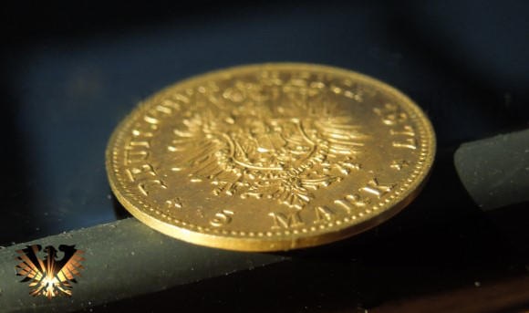 Detailansich vom glatten Rand der 5 Mark Goldmünze aus dem deutschen Kaiserreich.