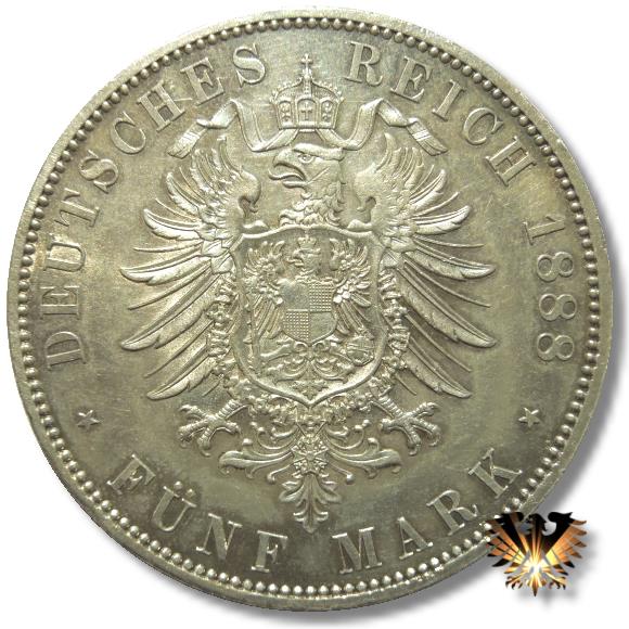 Der kleine Reichsadler geprägt von 1874 bis 1889, Designer: Friedrich Wilhelm Kullrich. Fünf Mark Deutsches Reich Silbermünze von 1888.