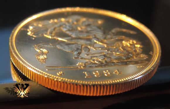Eine Ansicht der 5 Pfund Goldmünze aus England, die den geriffelten Rand der Münze von 1984 zeigt.
