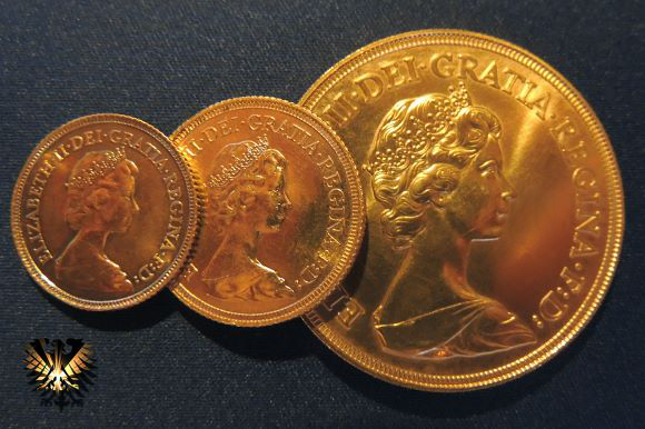 Drei größen im Vergleich: Goldmünzen aus England 1/2, 1 Sovereign und 5 facher Sovereign
