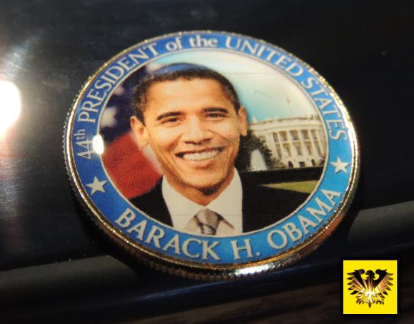 Vergoldete John F. Kennedy Münze im Wert von 50 Cent, mit Portrait des 44. President of the United States, Barack H. Obama..