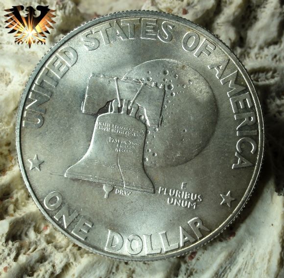 Die Wersteite des eisenhower Dollars im Bicentennial Design mit der liberty Bell und dem Mond.