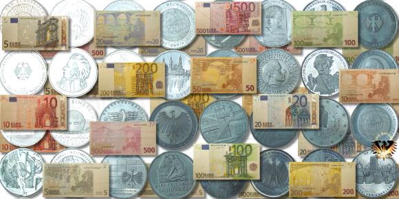 10 Euro Münzen aus Deutschland, im Hintergrund und vor den Münzen sind die Euroscheine aus der BRD zu sehen.