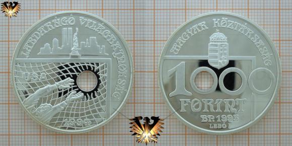 Ein Loch imm Tornetz für den nicht gehaltenen Ball. Fußballmünze in Silber zu 1000 Forint, 1993 erschienen in Ungarn.